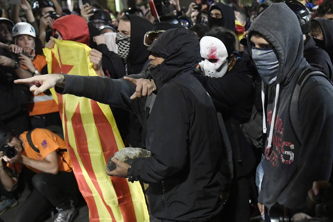 Los radicales se armaron con piedras para lanzárselas a los agentes. 