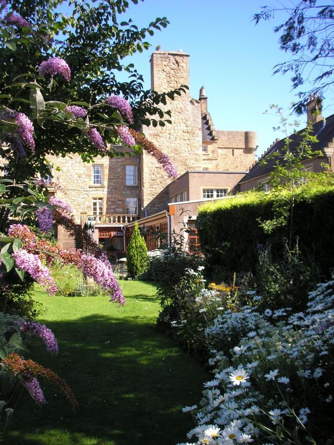 Hotel Castillo Dornoch (Escocia). Situado frente a la catedral, en la ciudad de Dornoch, se encuentra este castillo hotel del siglo XV, ubicación que lo convierte en el sitio favorito de las novias del lugar para dar el sí quiero. Dormir en una sus habitaciones o cabañas con vistas de ensueño es experimentar el lujo.