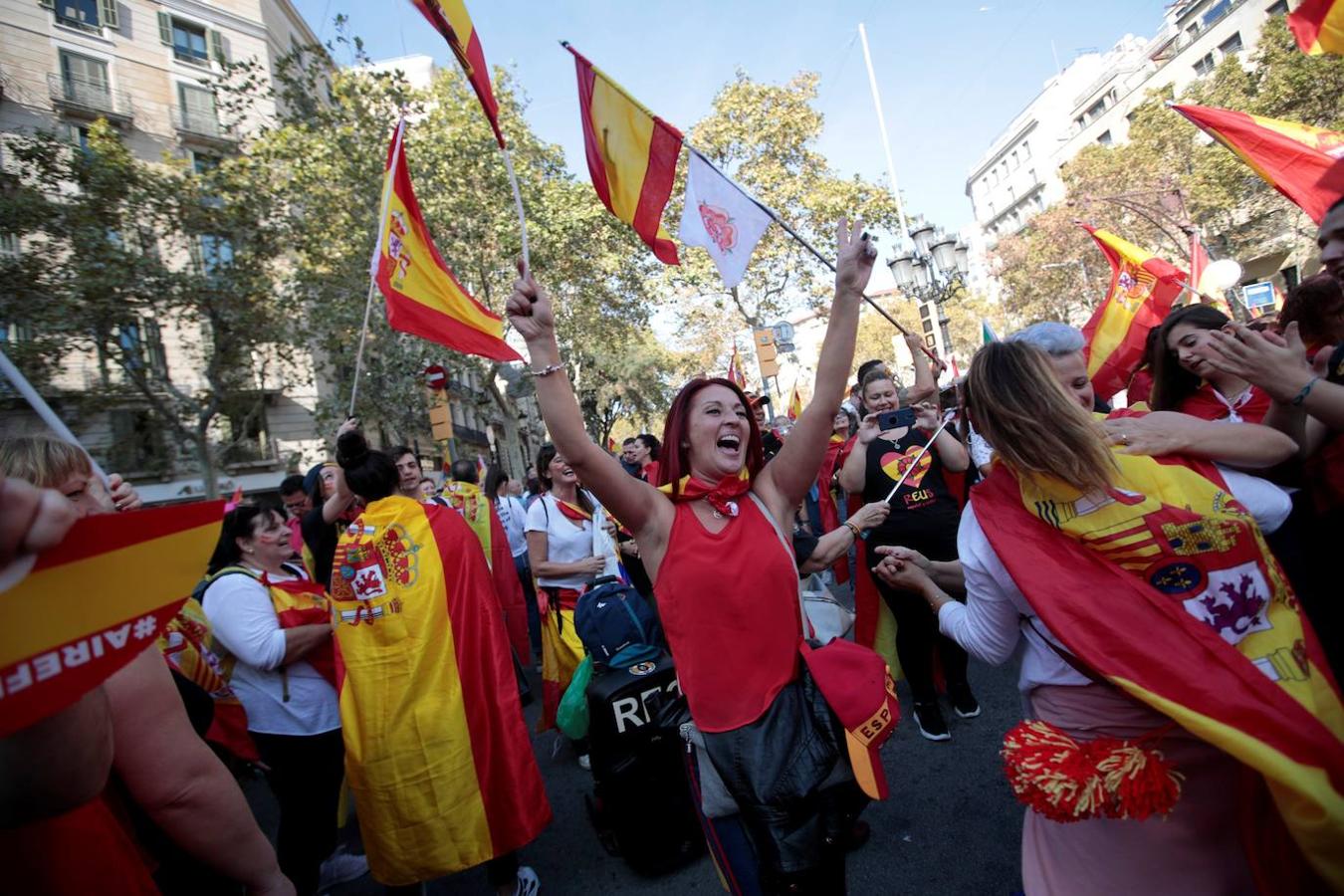 Miles de banderas de España han llenado el Paseo de Gracia de Barcelona. 