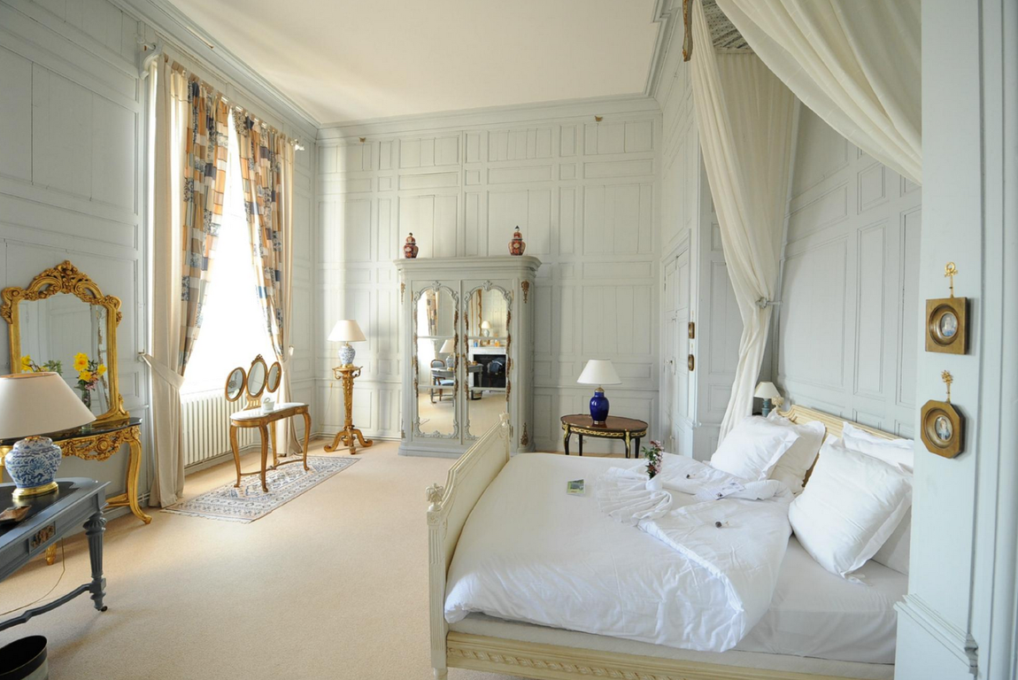 Château de Curzay (Francia). Cuenta con 22 habitaciones totalmente equipadas, así como con múltiples actividades como sobrevolar el entorno en globo aerostático o ir en barco por el río Vonne. Para conocer los precios individuales hay que consultar directamente al hotel.