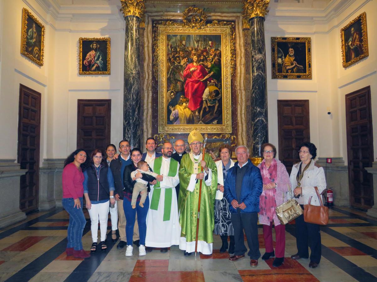 El misionero Miguel Ángel Gómez con su familia y el arzobispo. 