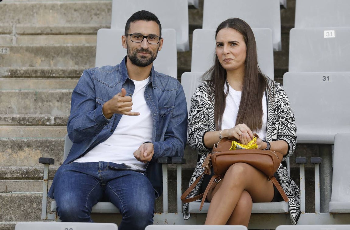 Tifo y buen ambiente en las gradas en el Córdoba CF-San Fernando