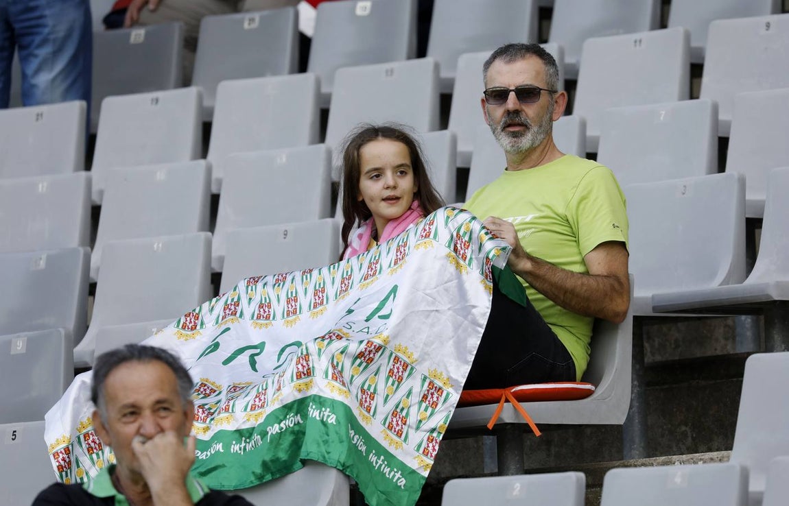 Tifo y buen ambiente en las gradas en el Córdoba CF-San Fernando