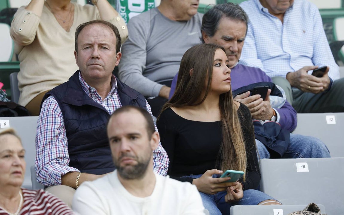 Tifo y buen ambiente en las gradas en el Córdoba CF-San Fernando