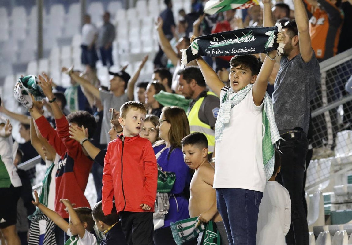 Tifo y buen ambiente en las gradas en el Córdoba CF-San Fernando
