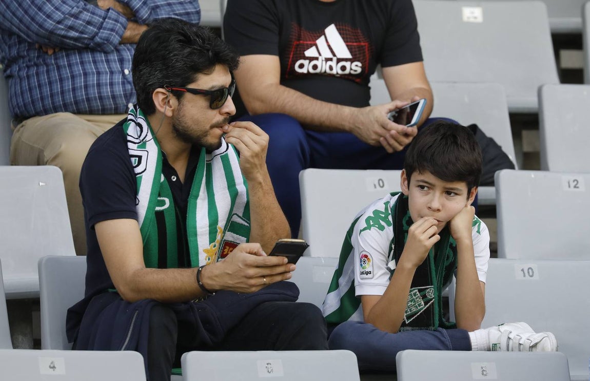 Tifo y buen ambiente en las gradas en el Córdoba CF-San Fernando