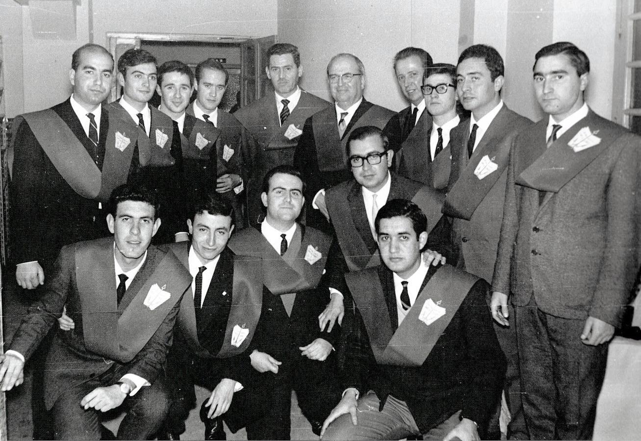 Becarios de honor del Bosco en 1965 junto a Manuel Olivencia