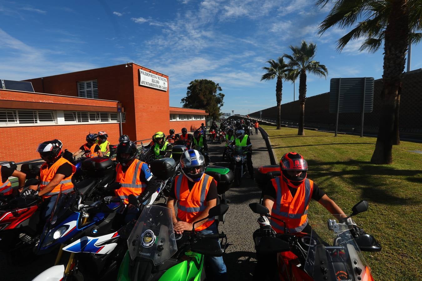 Un millar de moteros marcha en Cádiz contra los guardarraíles sin protección