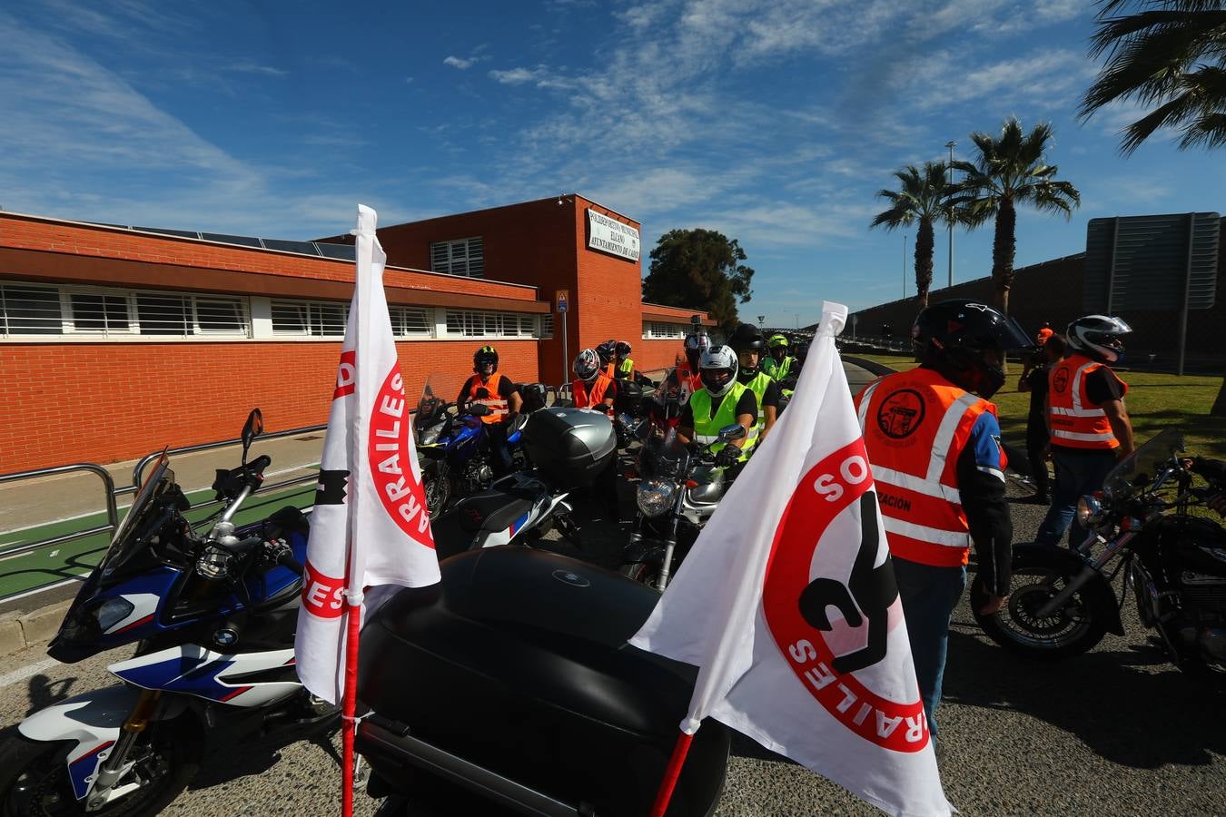 Un millar de moteros, contra los guardarraíles sin protección