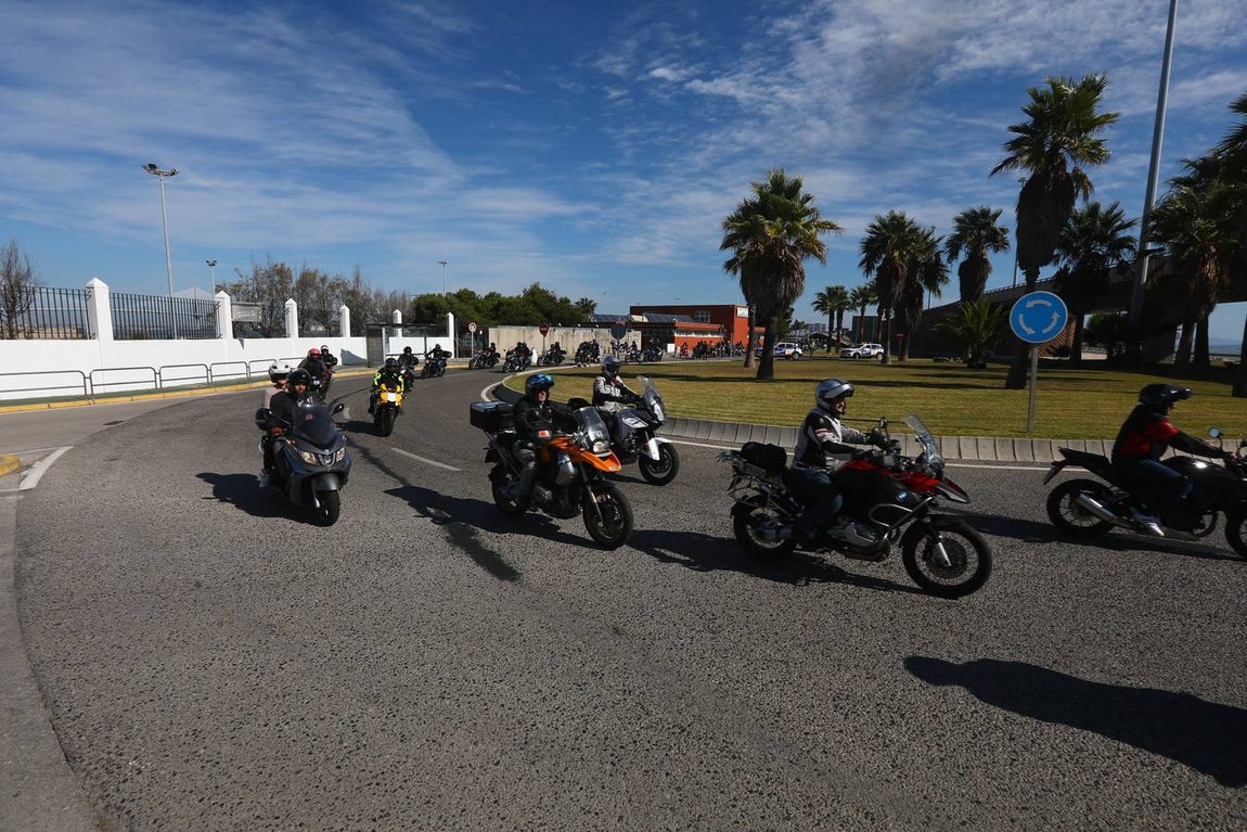 Un millar de moteros, contra los guardarraíles sin protección