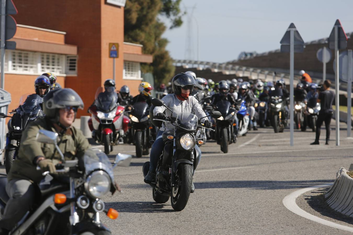 Un millar de moteros, contra los guardarraíles sin protección