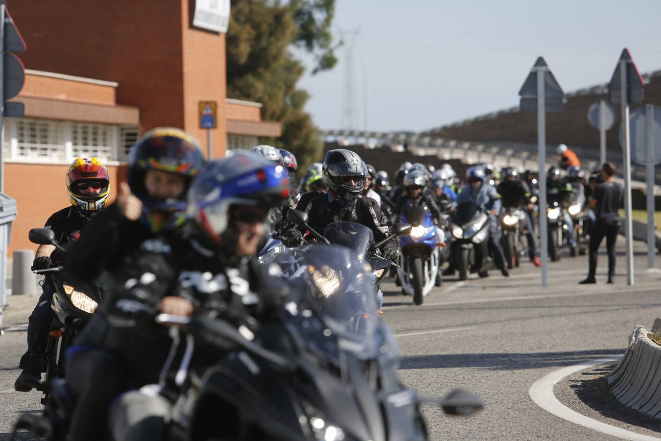 Un millar de moteros, contra los guardarraíles sin protección