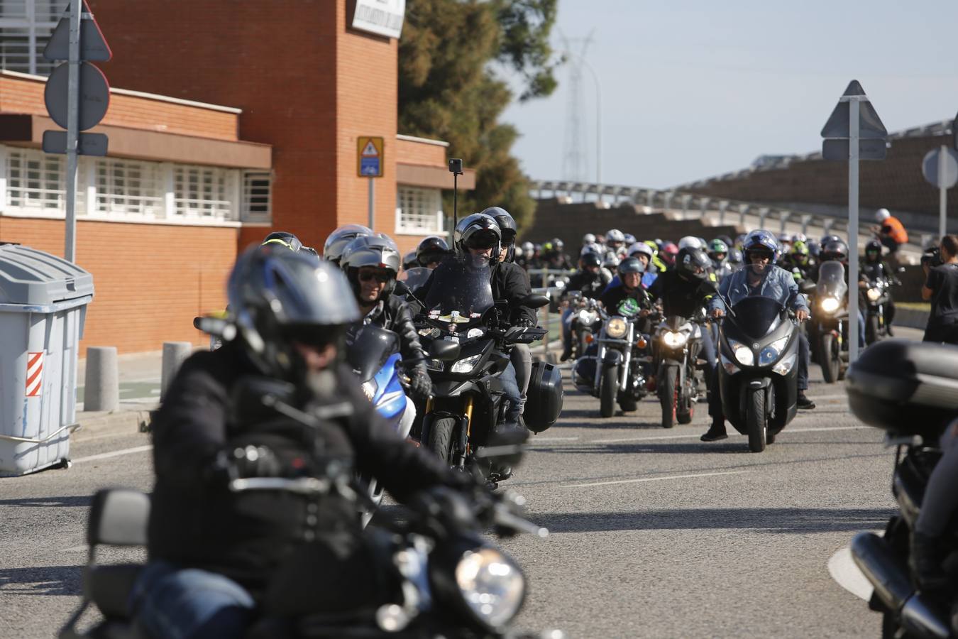 Un millar de moteros, contra los guardarraíles sin protección