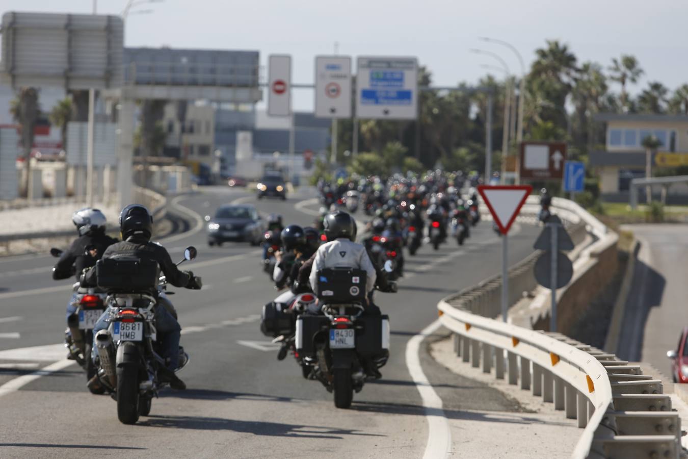 Un millar de moteros, contra los guardarraíles sin protección