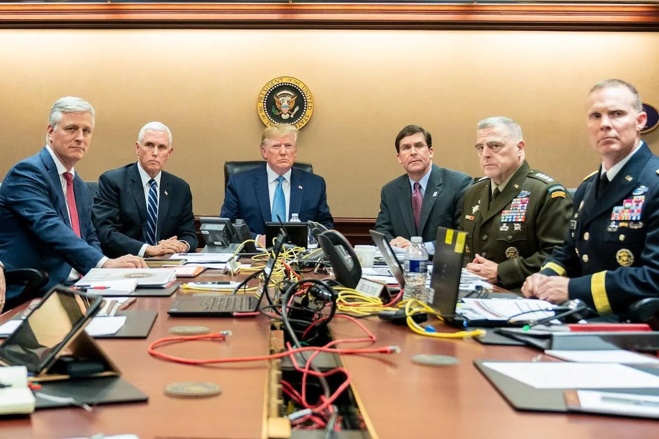 Donald Trump, rodeado con los miembros de su equipo momentos más tarde a la muerte de Al Bagdadi. 