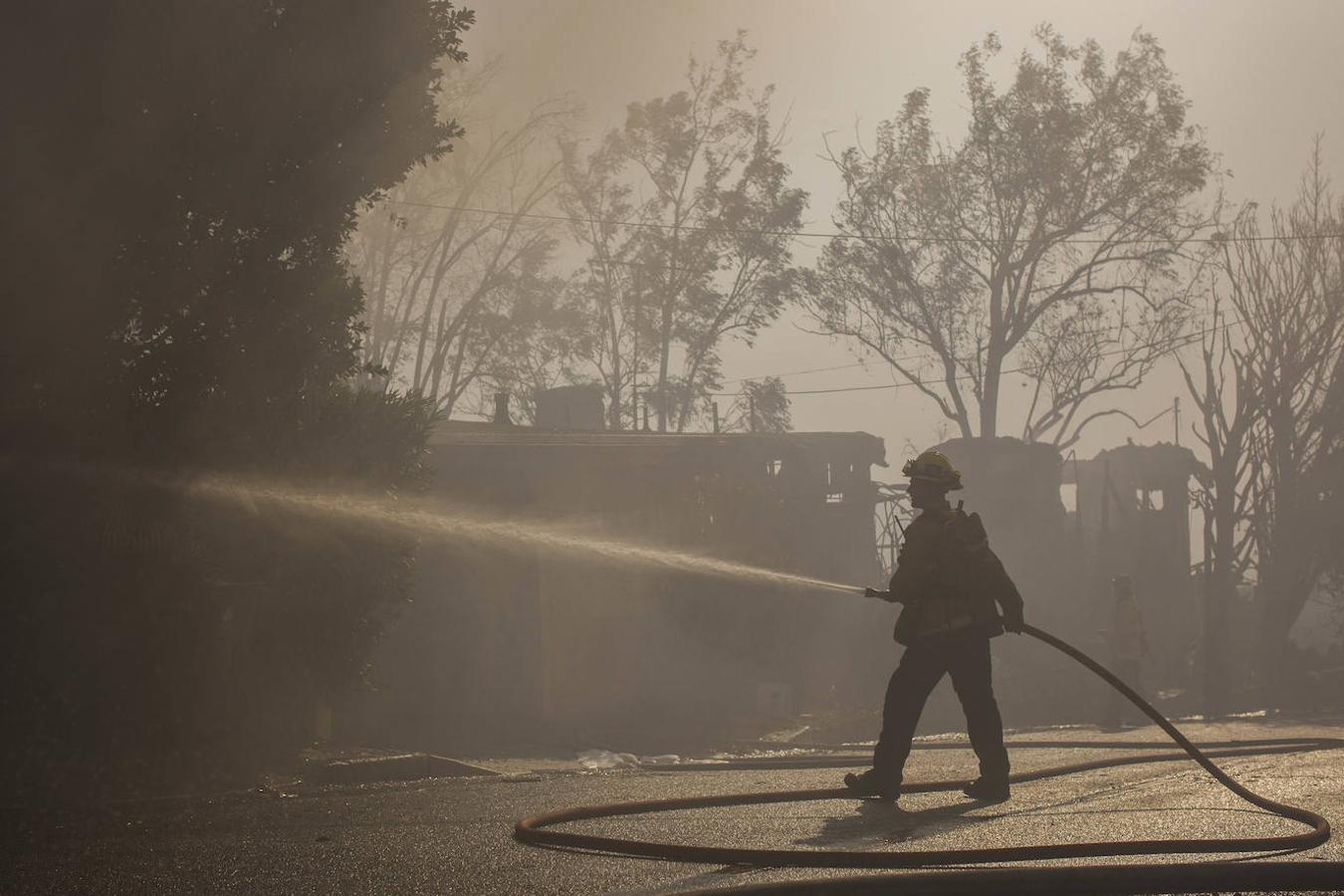 En imágenes: los vientos avivan el fuego en California