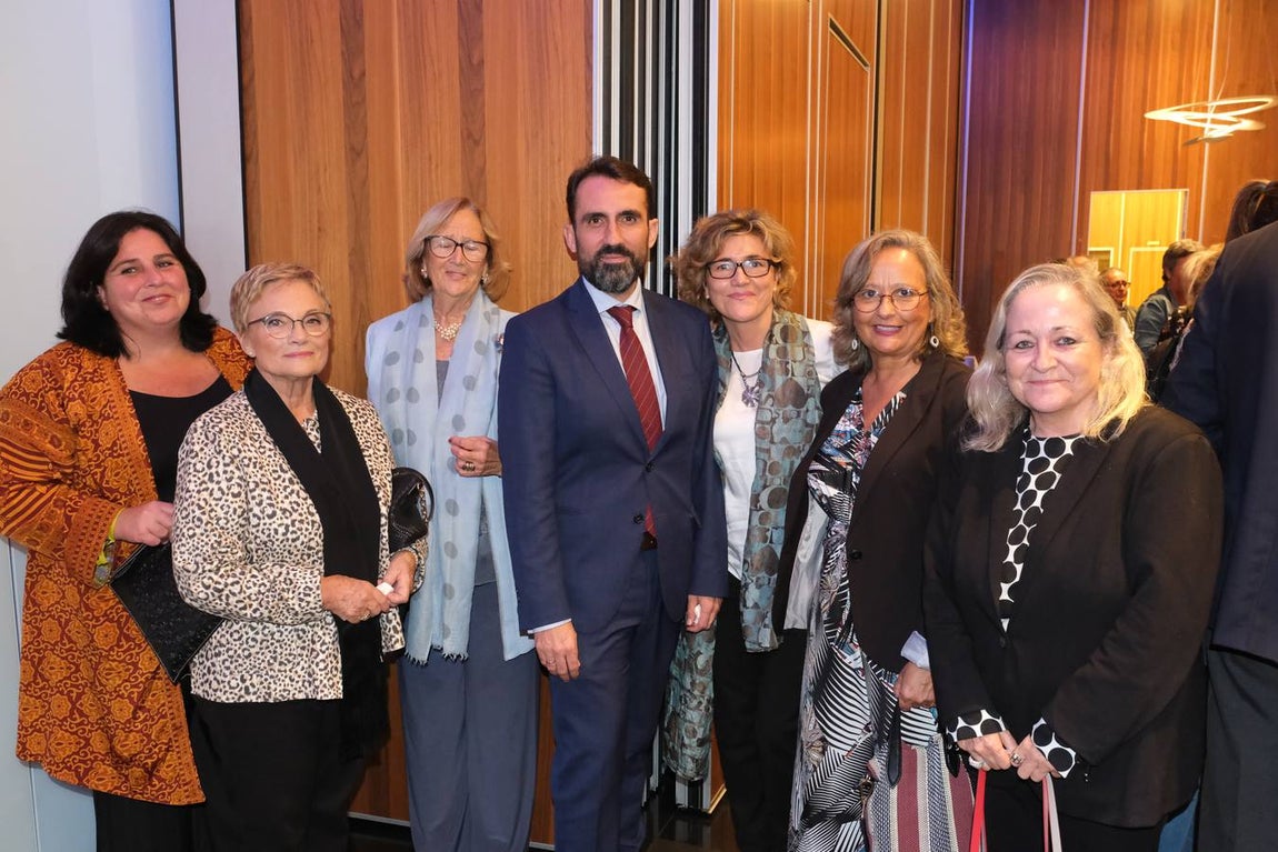 Mercedes Sánchez, M.ª Carmen Camacho, M.ª Teresa Sahagún, Juanma Puyana, Pilar Rodríguez, Felisa Castellanos y Lourdes C.C.. 