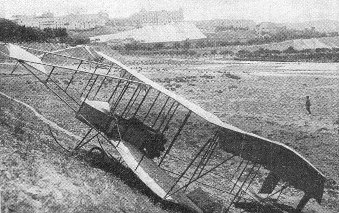 El biplano del teniente Antonio Espin volcado en un lateral del Polígono deTiro de Toledo, el 20 de mayo de 1913. El Mundo Militar (31 de mayo de 1913). 