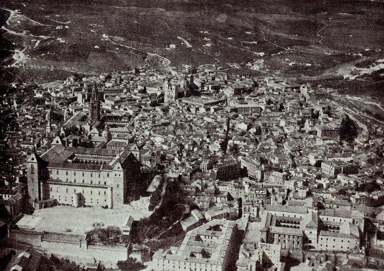 Vista aérea del centro de la ciudad publicada en Toledo. Revista de Arte, 1928, núm. 10.. 