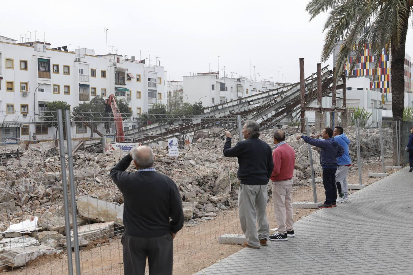 En imágenes, la demolición del Pabellón de la Juventud de Córdoba