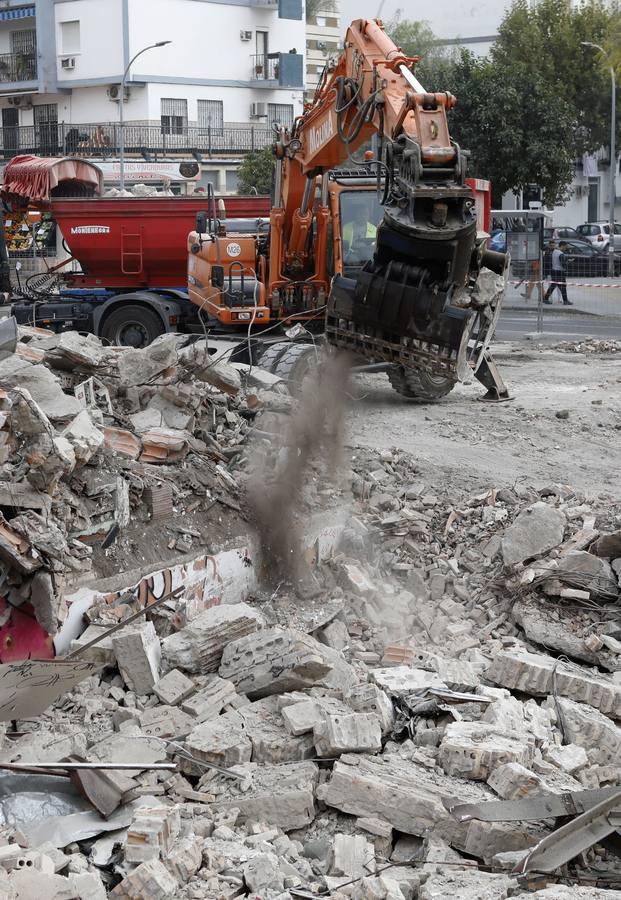 En imágenes, la demolición del Pabellón de la Juventud de Córdoba