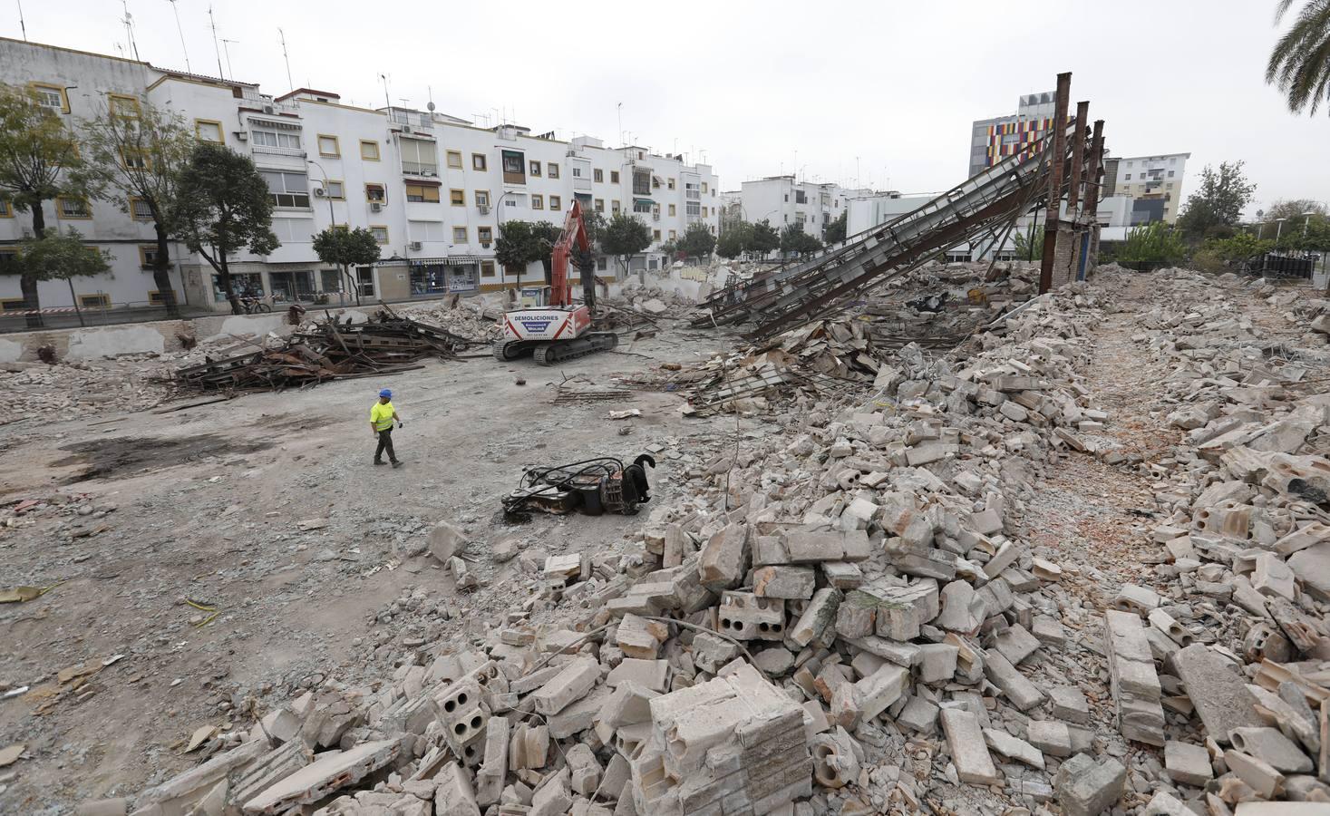 En imágenes, la demolición del Pabellón de la Juventud de Córdoba