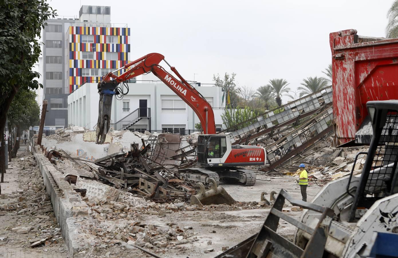 En imágenes, la demolición del Pabellón de la Juventud de Córdoba