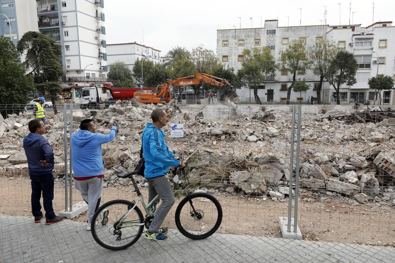 En imágenes, la demolición del Pabellón de la Juventud de Córdoba