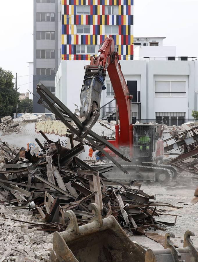 En imágenes, la demolición del Pabellón de la Juventud de Córdoba