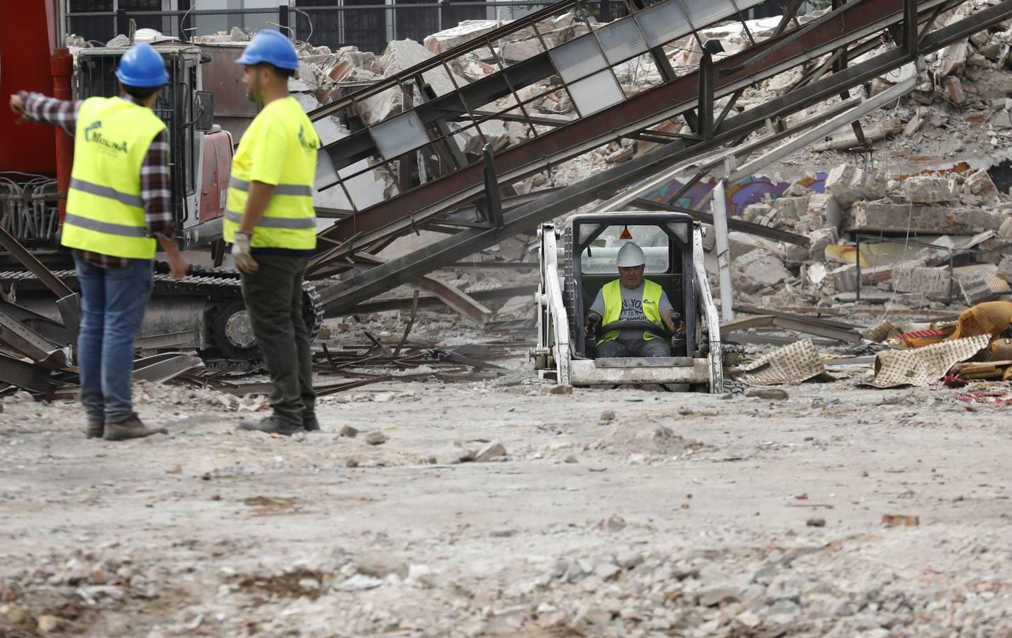 En imágenes, la demolición del Pabellón de la Juventud de Córdoba