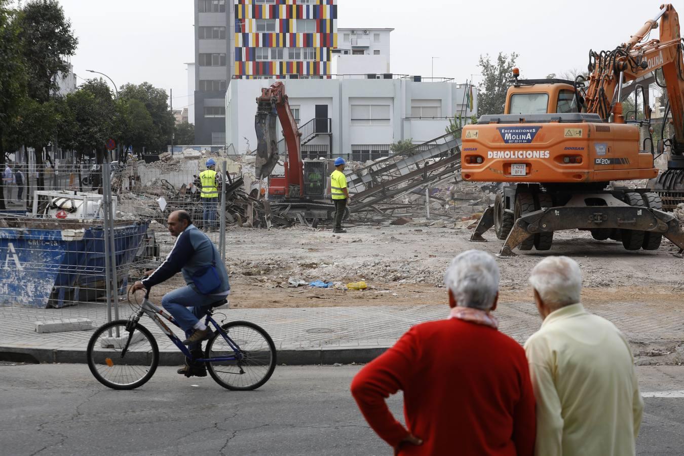 En imágenes, la demolición del Pabellón de la Juventud de Córdoba