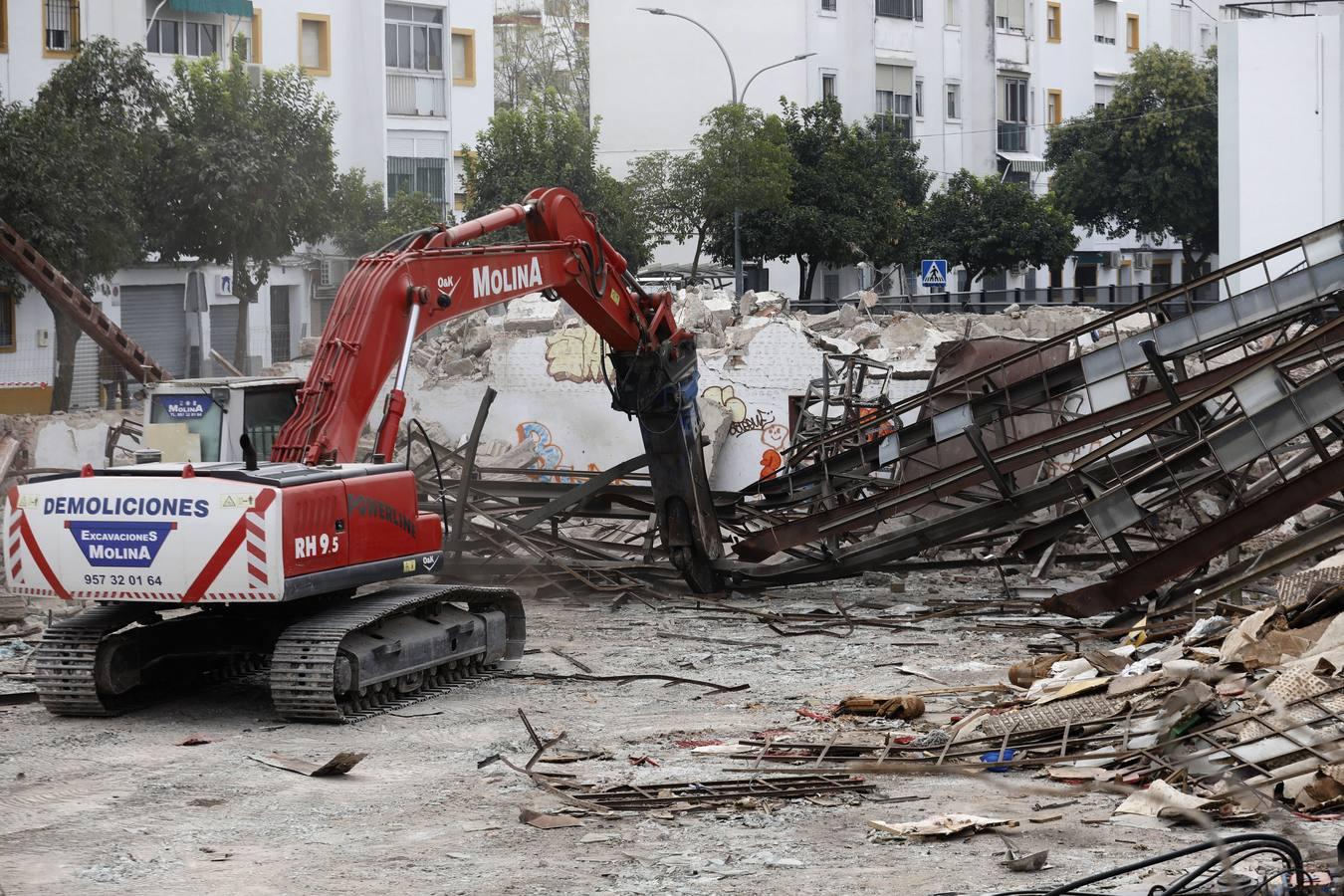 En imágenes, la demolición del Pabellón de la Juventud de Córdoba