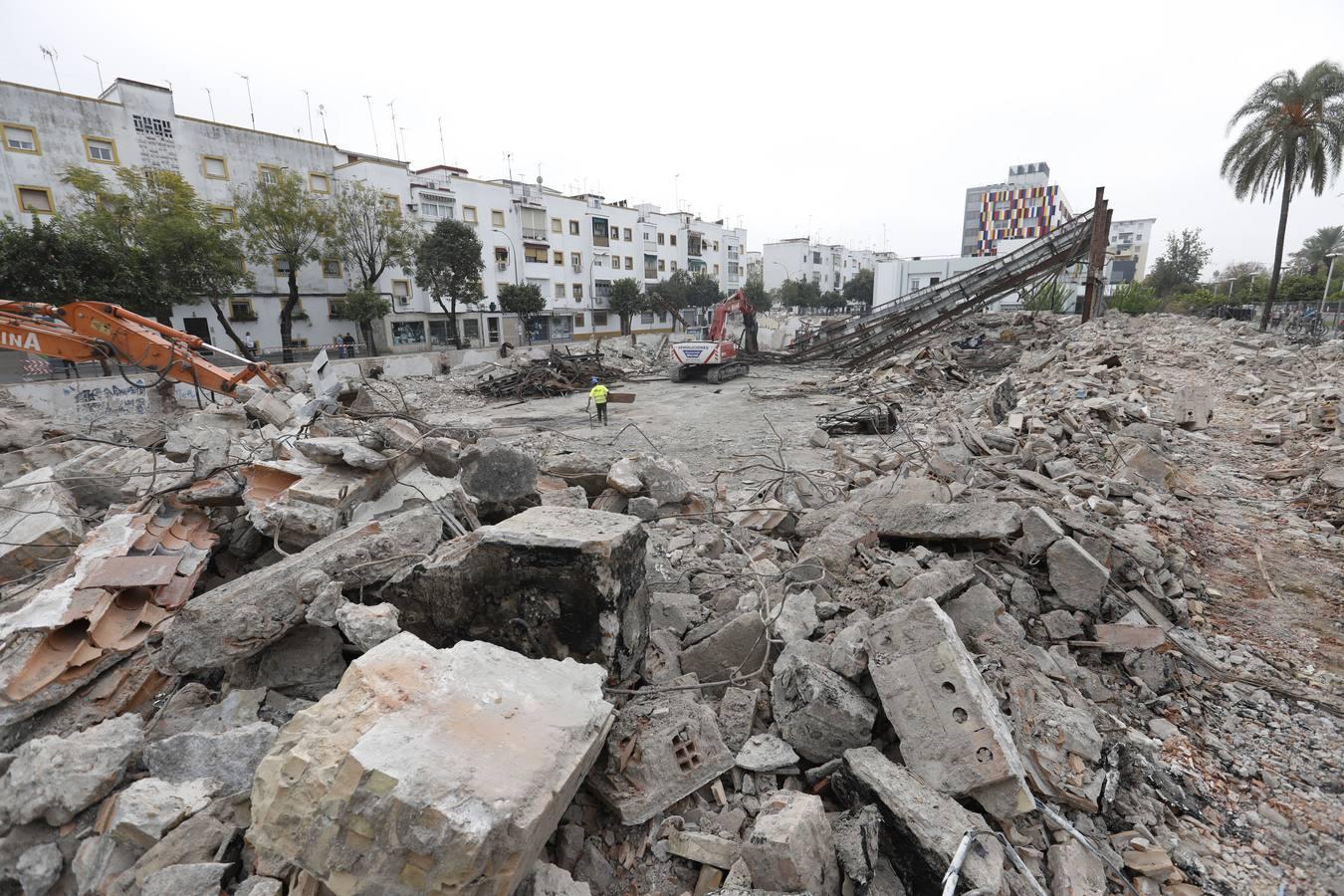 En imágenes, la demolición del Pabellón de la Juventud de Córdoba