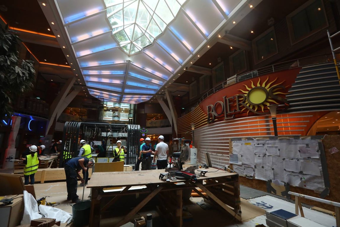 Las primeras imágenes de la reparación del crucero Oasis, de Royal Caribbean