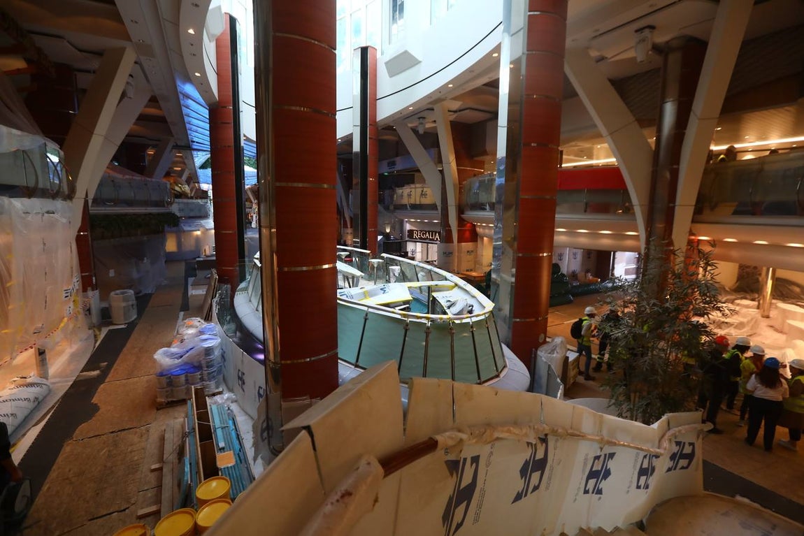 Las primeras imágenes de la reparación del crucero Oasis, de Royal Caribbean