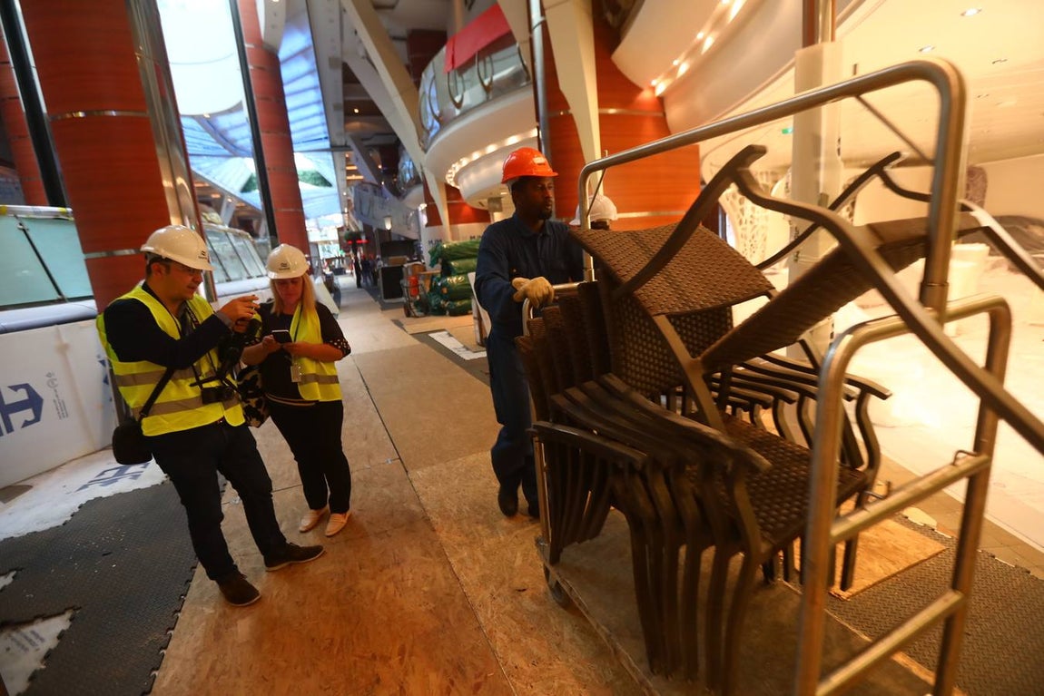 Las primeras imágenes de la reparación del crucero Oasis, de Royal Caribbean
