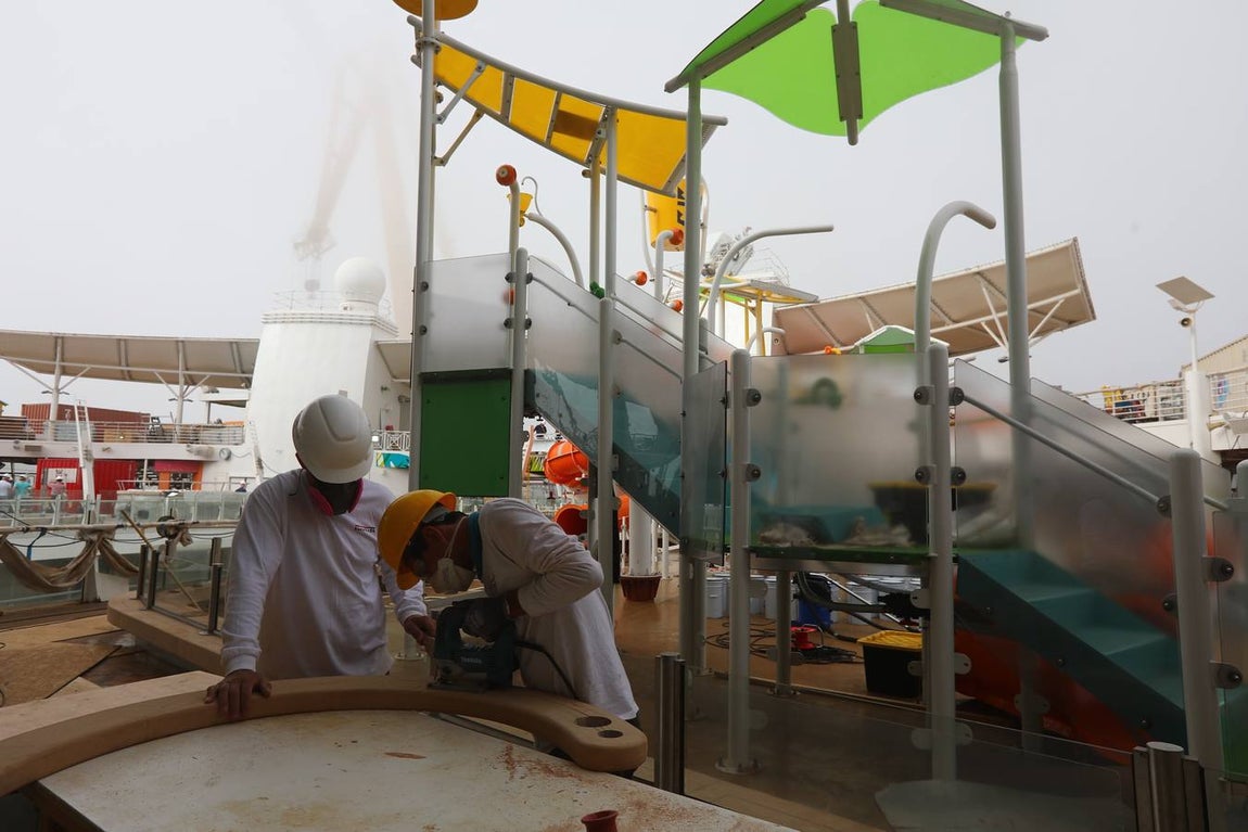 Las primeras imágenes de la reparación del crucero Oasis, de Royal Caribbean