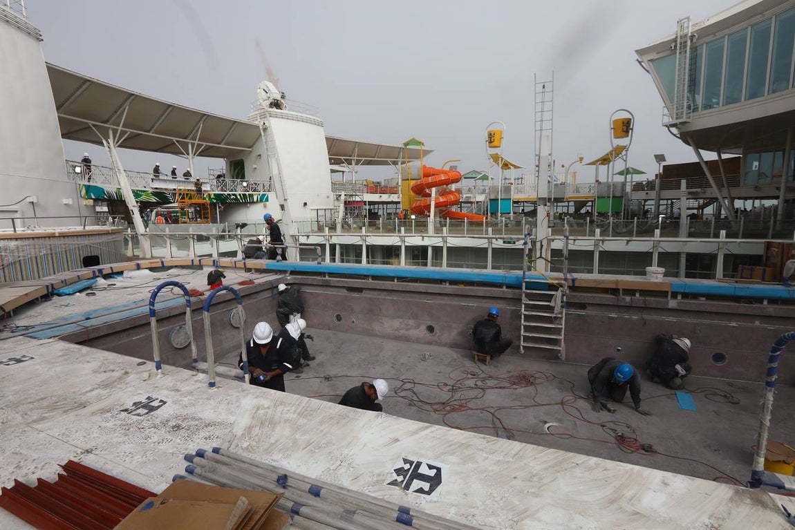 Las primeras imágenes de la reparación del crucero Oasis, de Royal Caribbean