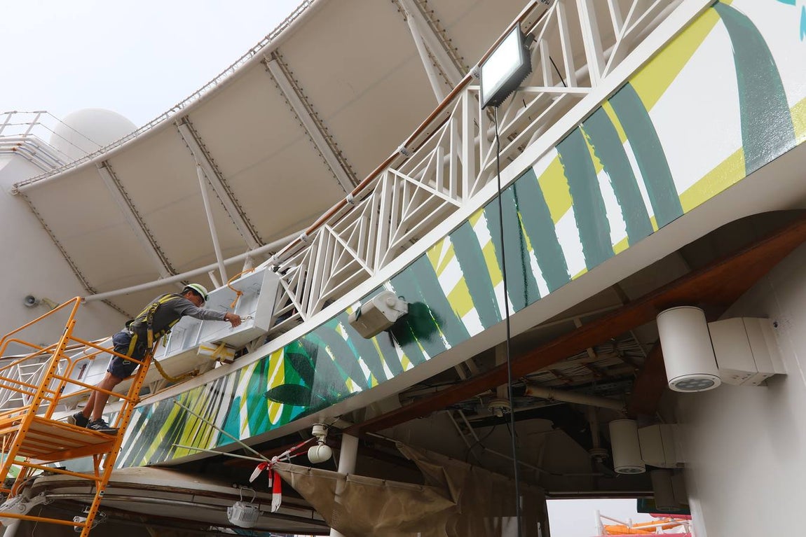 Las primeras imágenes de la reparación del crucero Oasis, de Royal Caribbean