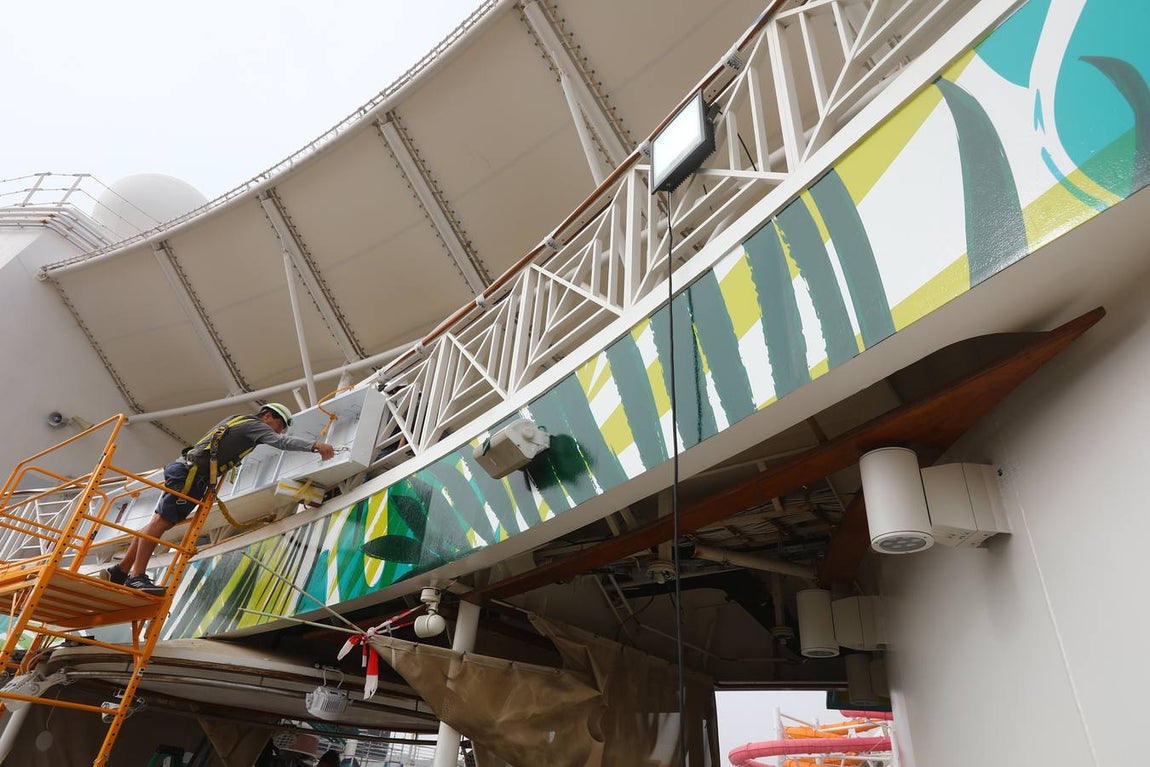 Las primeras imágenes de la reparación del crucero Oasis, de Royal Caribbean
