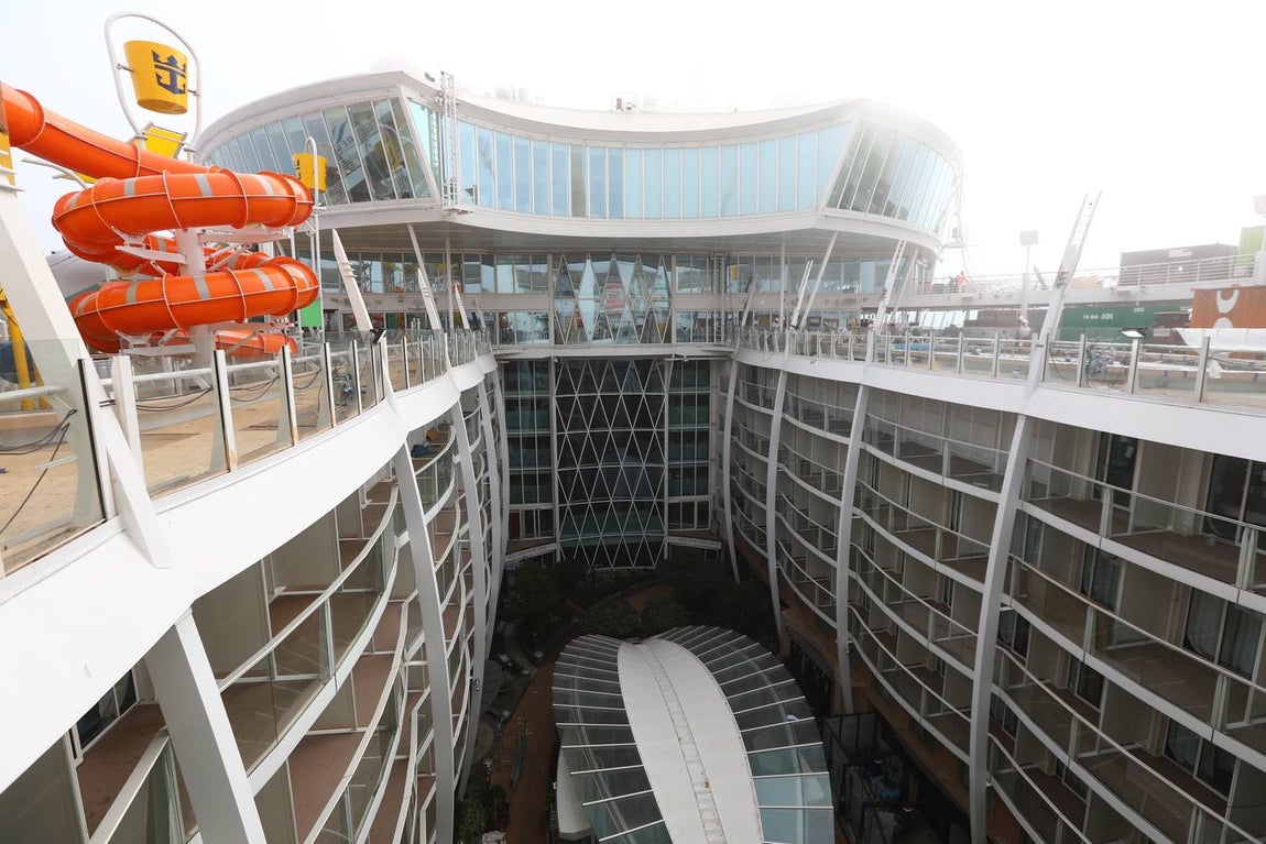 Las primeras imágenes de la reparación del crucero Oasis, de Royal Caribbean