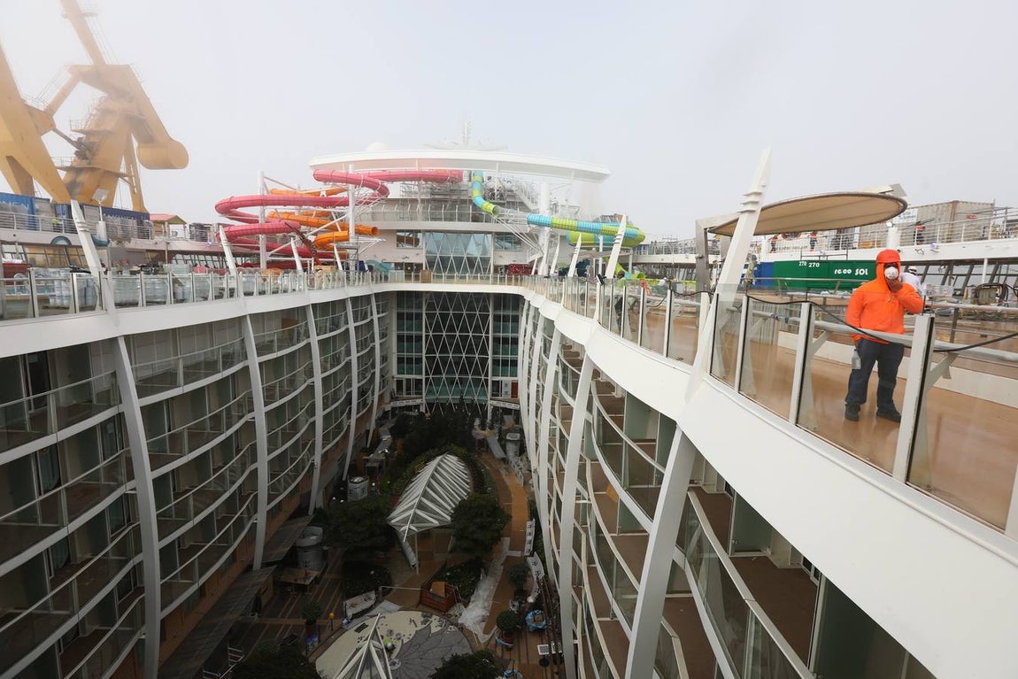 Las primeras imágenes de la reparación del crucero Oasis, de Royal Caribbean