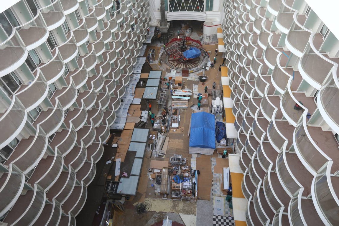 Las primeras imágenes de la reparación del crucero Oasis, de Royal Caribbean