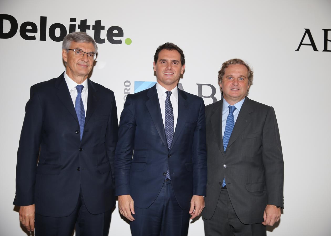 Albert Rivera (centro) posa junto al presidente de Deloitte España, Fernando Ruiz (izquierda), y al presidente de Vocento, Ignacio Ybarra (derecha).. 