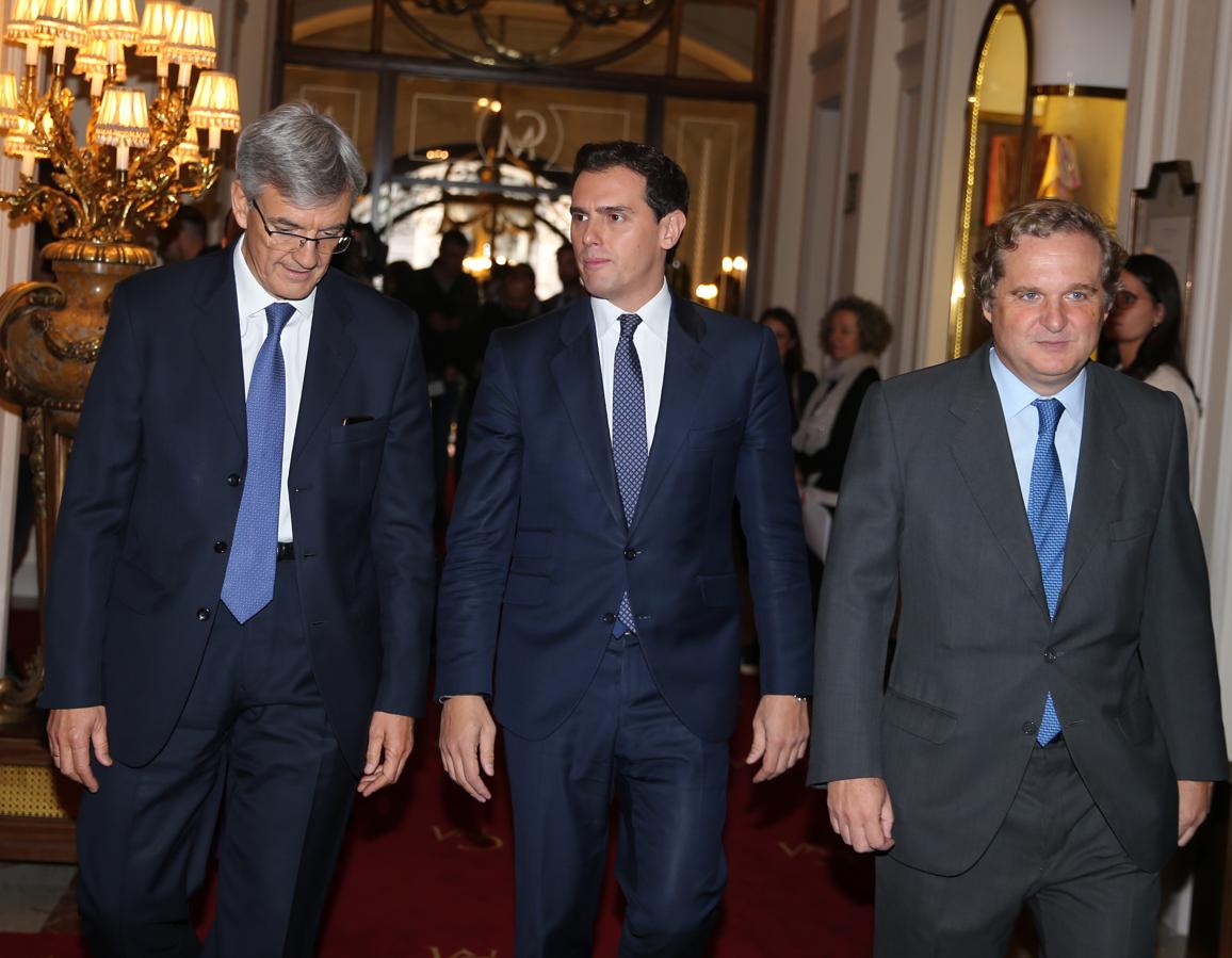 Albert Rivera (centro) junto al presidente de Deloitte España, Fernando Ruiz (izquierda), y al presidente de Vocento, Ignacio Ybarra (derecha), a su llegada al foro ABC.. 