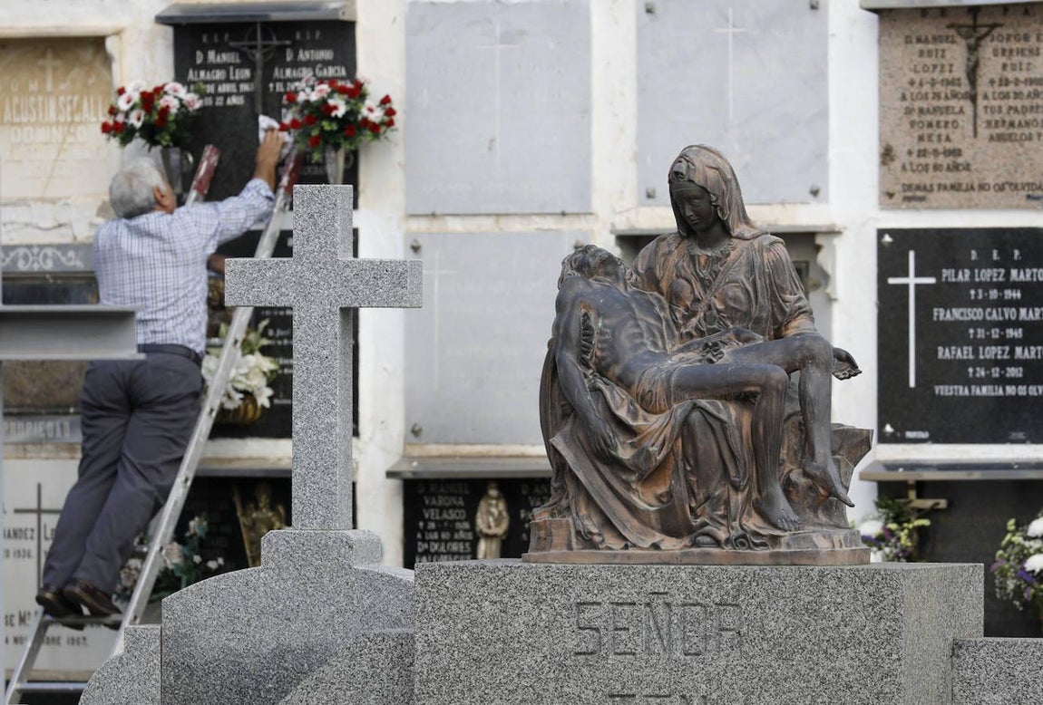 Las esculturas de los cementerios de Córdoba, en imágenes