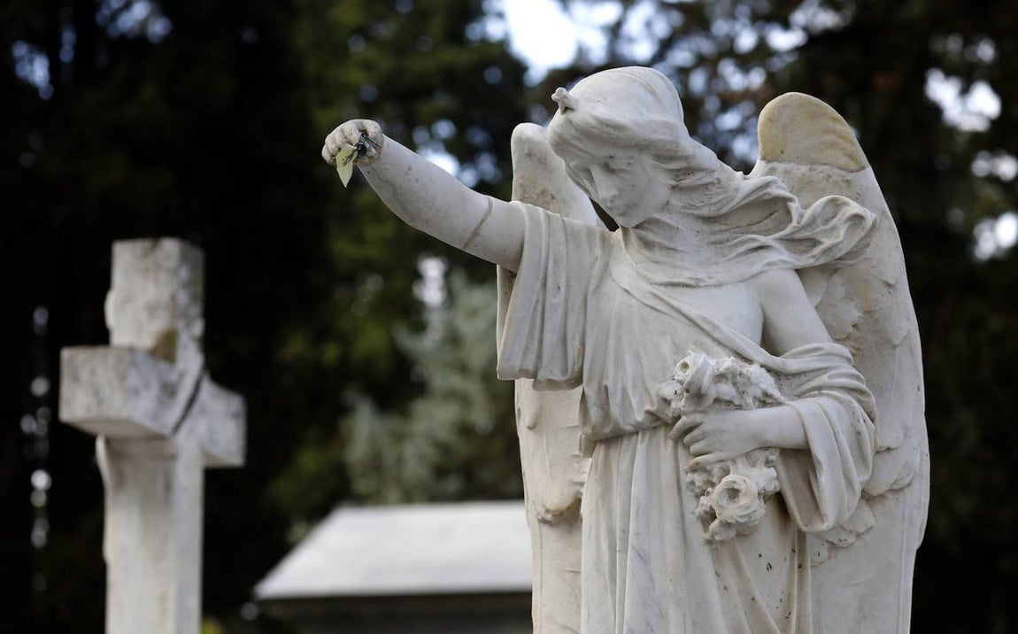 Las esculturas de los cementerios de Córdoba, en imágenes