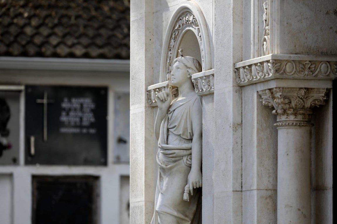 Las esculturas de los cementerios de Córdoba, en imágenes