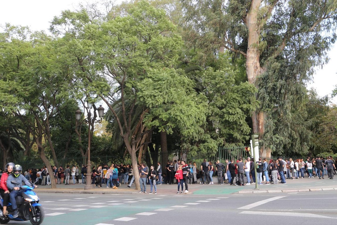 Ambiente previo al concierto de Green Day en la Plaza de España por los MTV EMA Sevilla 2019