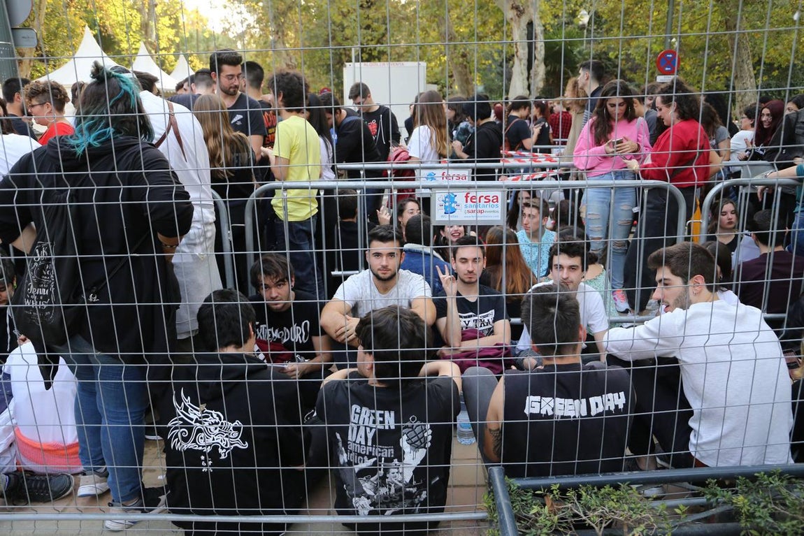 Ambiente previo al concierto de Green Day en la Plaza de España por los MTV EMA Sevilla 2019